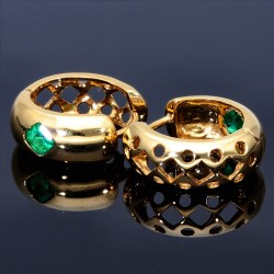 Designer-Creolen in Handarbeit hergestellt mit 2 leuchtend, dunkel-grasgrünen Smaragden (750 Gold)