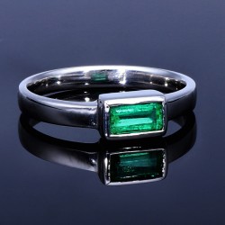Eleganter Ring aus edlem Weißgold (750, 18K) mit einem leuchtenden, grasgrünen Smaragd