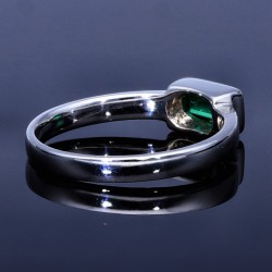 Eleganter Ring aus edlem Weißgold (750, 18K) mit einem leuchtenden, grasgrünen Smaragd