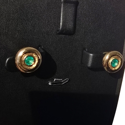 Elegante Ohrstecker mit 2 runden, kolumbianischen Smaragden in 18K / 750 Gold gefasst