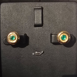 Elegante Ohrstecker mit 2 runden, kolumbianischen Smaragden in 18K / 750 Gold gefasst