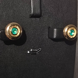 Elegante Ohrstecker mit 2 runden, kolumbianischen Smaragden in 18K / 750 Gold gefasst