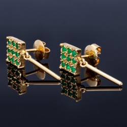 Aparte, hängende Ohrringe mit 18 kleinen kolumbianischen Smaragden in 18K / 750 Gold gefasst