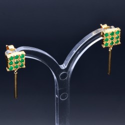 Aparte, hängende Ohrringe mit 18 kleinen kolumbianischen Smaragden in 18K / 750 Gold gefasst