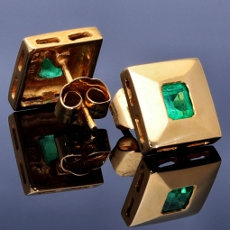 Stilvolle, elegante, quadratische Ohrstecker mit 2 kolumbianischen Smaragden in 18K / 750 Gold gefasst