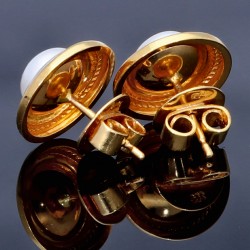 Handgearbeitete bicolor Ohrstecker, besetzt mit jeweils einer natürlichen Perle, gefasst in 750er (18k) Gold