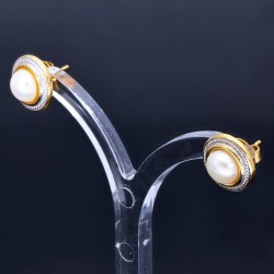 Handgearbeitete bicolor Ohrstecker, besetzt mit jeweils einer natürlichen Perle, gefasst in 750er (18k) Gold