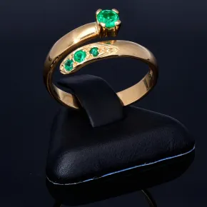 Außergewöhnlicher Solitär -Schlangen Ring bestückt mit insgesamt 4 runden dunkel grasgrünen Smaragden in 18K / 750 Gelbgold, hergestellt in Handarbeit