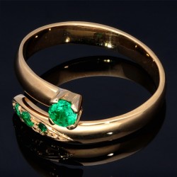 Außergewöhnlicher Solitär -Schlangen Ring bestückt mit insgesamt 4 runden dunkel grasgrünen Smaragden in 18K / 750 Gelbgold, hergestellt in Handarbeit