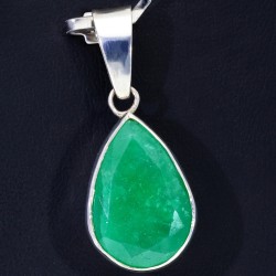 In Tropfenform facettierter Smaragdkristall von 10,1 Karat in 950 Silber gefasst