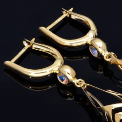 elegante, hängende Ohrringe mit eingefasstem Zirkonia in 585er (14K) Gold mit stylischem Design