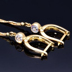 bezaubernde, hängende Sternchen - Ohrringe mit eingefasstem Zirkonia in 585er (14K) Gelbgold
