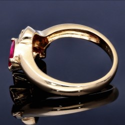 Edler Ring in prächtigen Design mit synthetischen Marquise Rubinen und Diamanten in 750 18K Gold