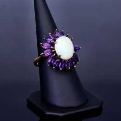 Wunderschöner Ring für Damen aus Gold (585 14K) im Design einer Blume in RG 54 - 55 mit 16 funkelnden Amethysten und einem großen Opal bestückt