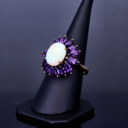 Wunderschöner Ring für Damen aus Gold (585 14K) im Design einer Blume in RG 54 - 55 mit 16 funkelnden Amethysten und einem großen Opal bestückt