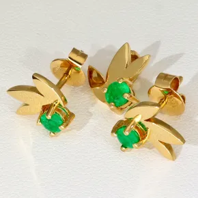 Originelles Set bestehend aus Ohrsteckern und Anhänger aus 750 / 18K Gold mit eingefassten Smaragden in exotischem Blatt - Design