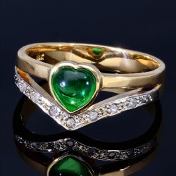 Eleganter Ring für Damen in 18K 750 Gold mit einem außergewöhnlich reinen, polierten Smaragdcabochon in Herzform und 7 Diamanten (Ringgröße ca. 59)