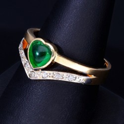 Eleganter Ring für Damen in 18K 750 Gold mit einem außergewöhnlich reinen Smaragd Cabochon in Herzform und 7 Diamanten