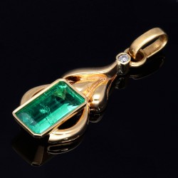 Außergewöhnlicher Smaragdanhänger in 18K / 750 Gold mit einem beeindruckenden kolumbianischen Smaragd von ca. 3,5ct und einem Diamanten