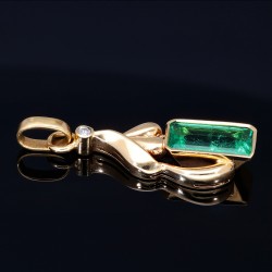 Außergewöhnlicher Smaragdanhänger in 18K / 750 Gold mit einem beeindruckenden kolumbianischen Smaragd von ca. 3,5ct und einem Diamanten