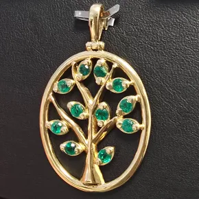 Eindrucksvoller, handgearbeiteter Lebensbaum - Anhänger in 18K / 750 Gold mit 11 leuchtenden, tannengrünen Smaragden