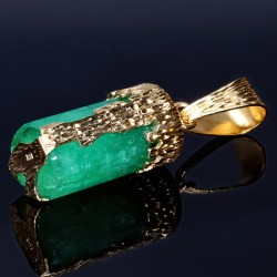 Imposanter Smaragdkristall in 18K / 750 Gold von 22,5ct in seltener Qualität mit aufwendiger handgefertigter Fassung für optimalen Halt