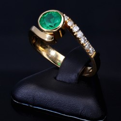 Eleganter Damenring mit einem tannengrünen, kolumbianischen Smaragd von 0,95ct und 8 Diamanten in 18K / 750 Gelbgold gefasst