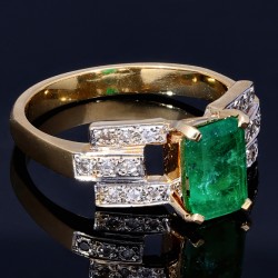 Luxus Damenring in 18K / 750 Gelbgold mit einem tannengrünen 1,37ct großen Smaragd und 18 Diamanten