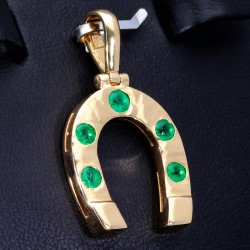 Außergewöhnlicher Hufeisen - Anhänger mit leuchtend, grasgrünen Smaragden  in 18K 750 Gold gefasst und in aufwendiger Handarbeit hergestellt