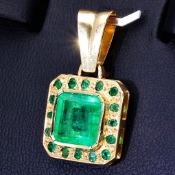 Imposanter Gold - Anhänger mit einem exquisiten Smaragd von ca. 2,6ct und 16 Smaragden von ca. 0,3ct in 18K / 750 Gelbgold