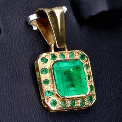 Imposanter Gold - Anhänger mit einem exquisiten Smaragd von ca. 2,6ct und 16 Smaragden von ca. 0,3ct in 18K / 750 Gelbgold