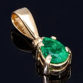 Leuchtend intensiv tannengrüner Smaragdtropfen - Anhänger in 18K / 750 Gelbgold gefasst