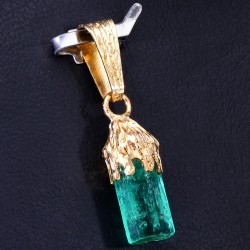 Natürlicher Smaragdkristall - Anhänger in aufwendiger handgefertigter 18K / 750 Goldfassung