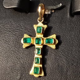 Handgearbeiteter Kreuz - Anhänger in 18K / 750 Gold mit 7 leuchtenden tannengrünen kolumbianischen Smaragden